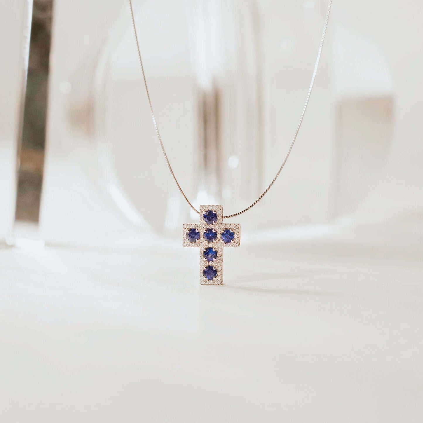 KRUIS EN KETTING - SAPPHIRE EN DIAMANTEN - WITGOUD