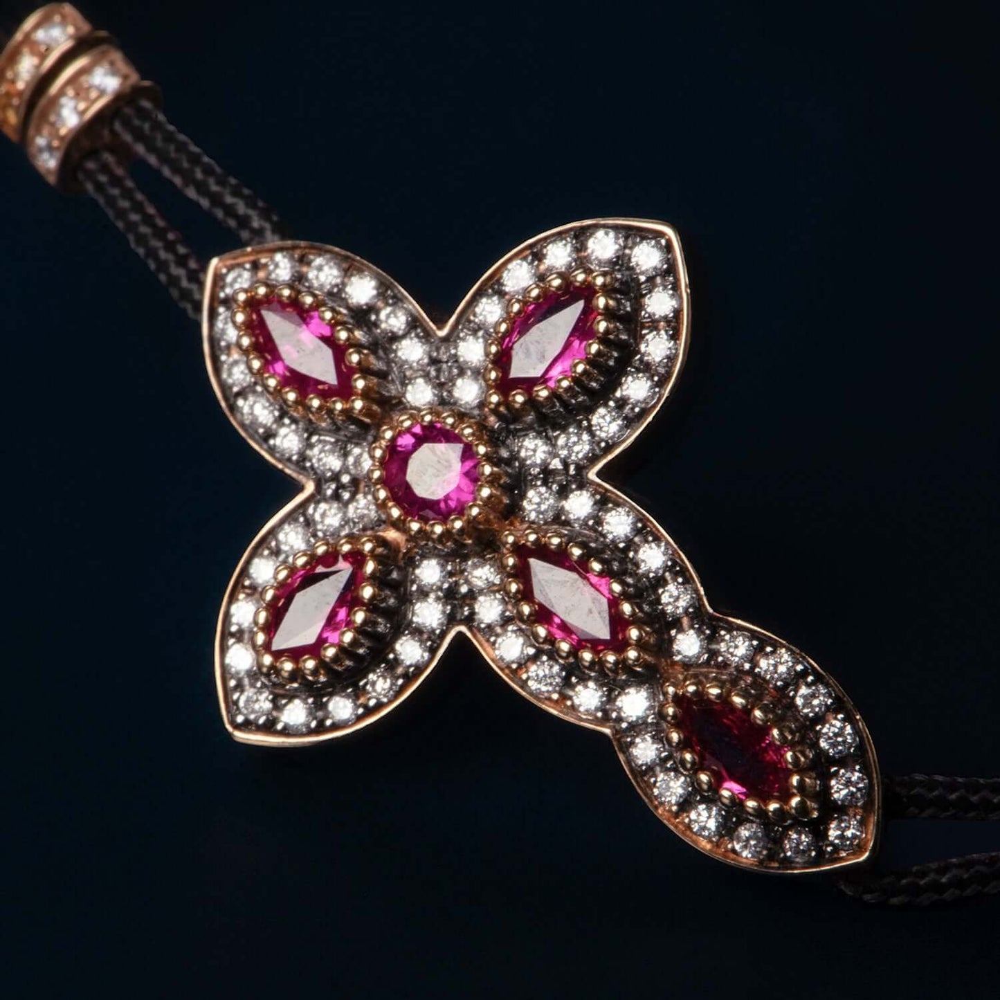 KRUIS - CHRISTIAN ARMBAND - GOUD, DIAMANTEN EN RUBIES