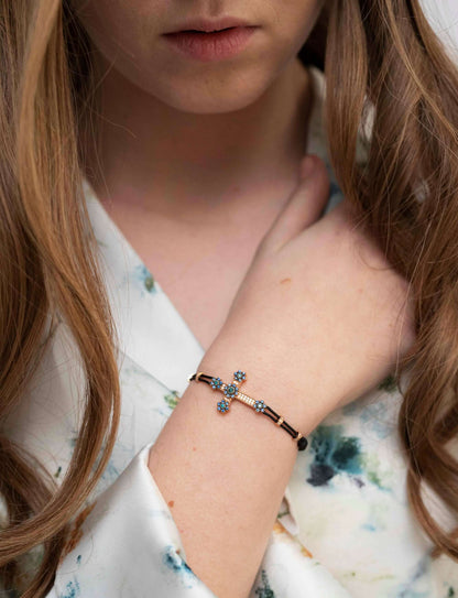 KRUIS - CHRISTIAN ARMBAND - GOUD, DIAMANTEN EN SAPPHIRES