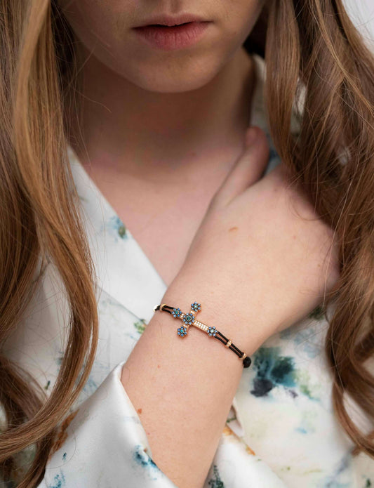 KRUIS - CHRISTIAN ARMBAND - GOUD, DIAMANTEN EN SAPPHIRES