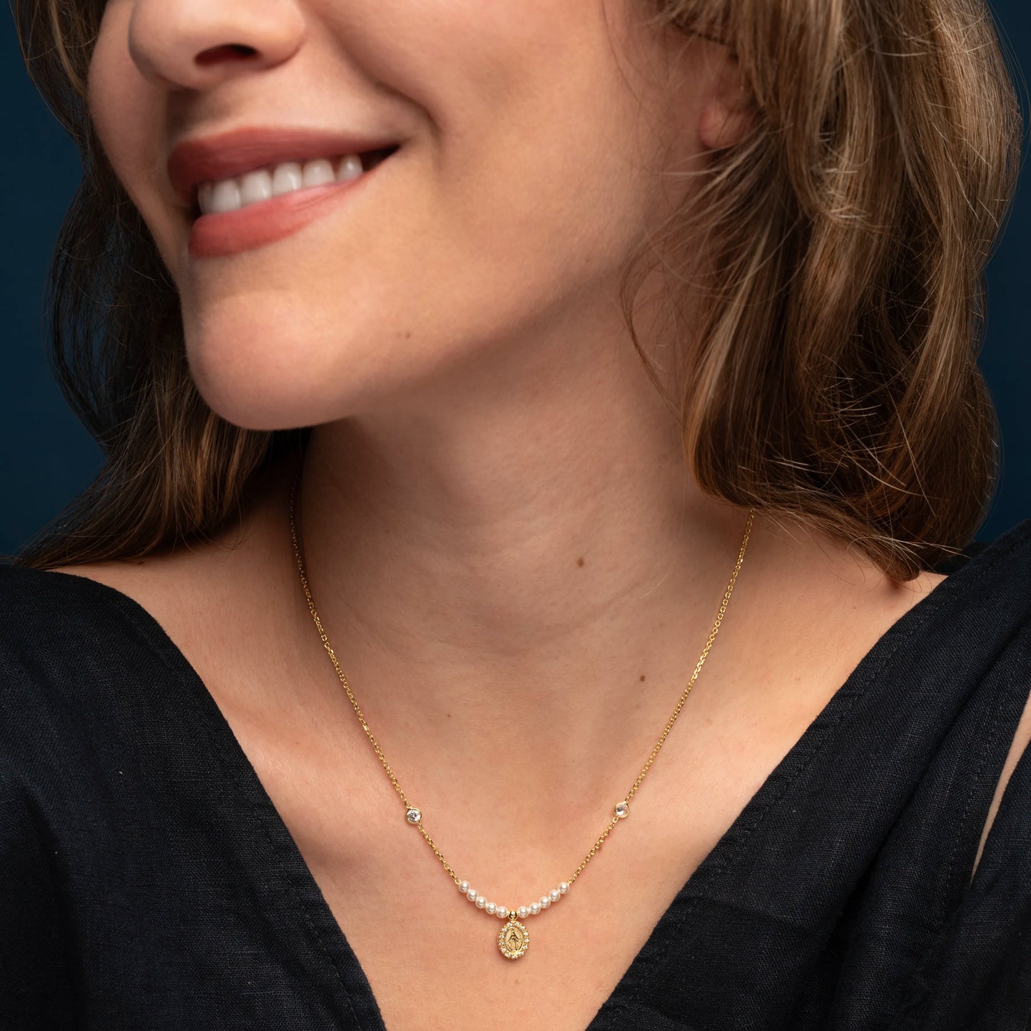MIRACULOUS MEDAL NECKLACE - GOLDEN SILVER AND PEARLS